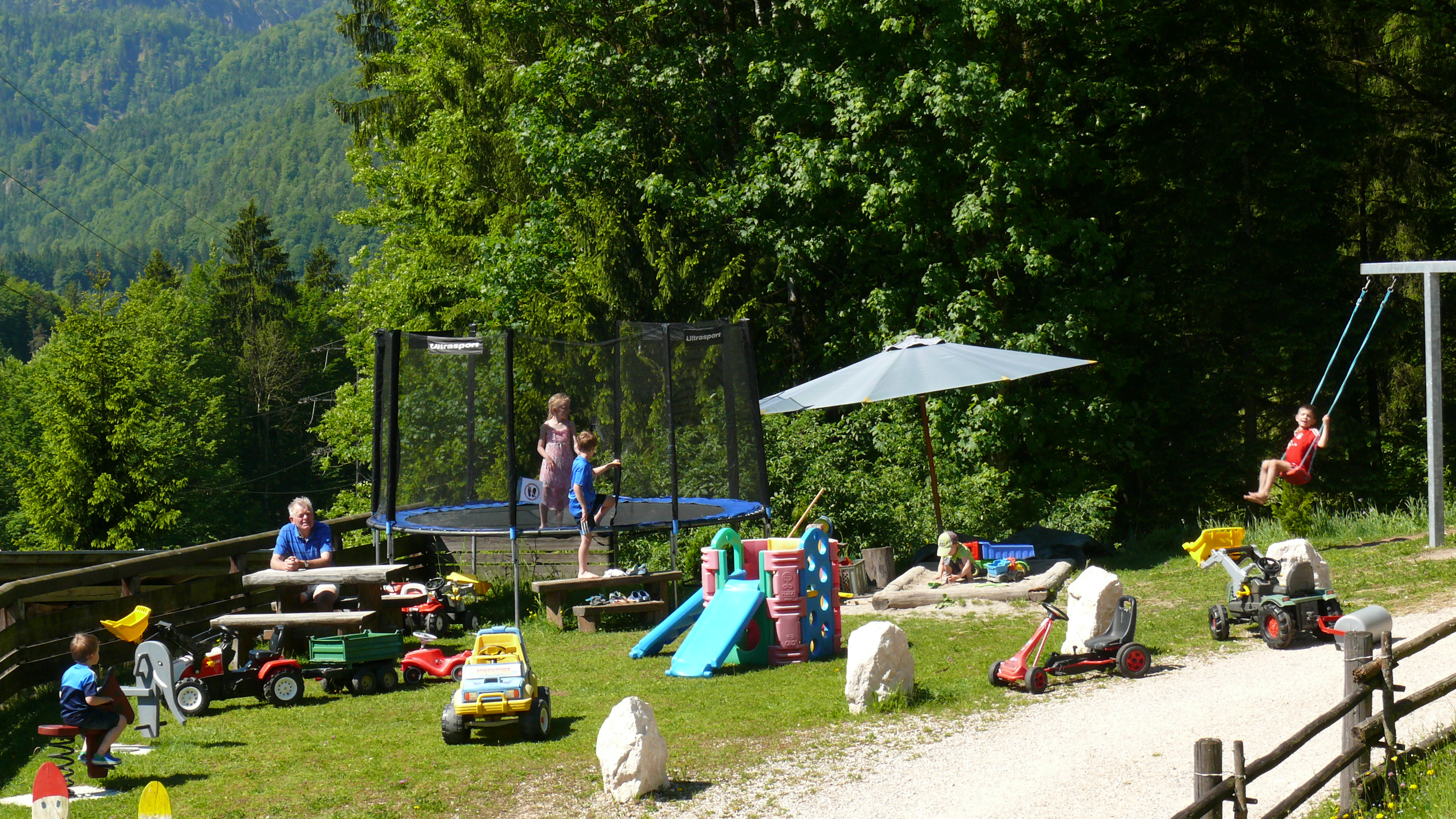 Spielpaltz am Haus Eicher