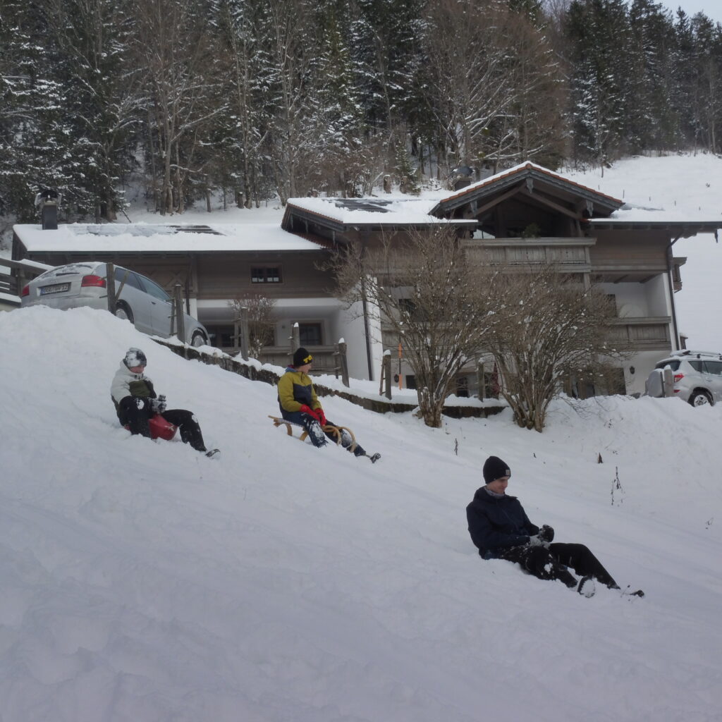 Schlittenfahren am Haus Eicher